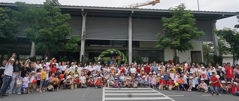 “Business Partners Day 2024” quy tụ các đại diện doanh nghiệp trong và ngoài nước. Toshiba Asia tri ân đối tác cùng “Business Partners Day 2024” Đi cùng với sự phát triển của xã hội, các nhà sản xuất động cơ điện đóng vai trò quan trọng trong sự hình thành và phát triển của các ngành công nghiệp sản xuất. Với lợi thế hơn 150 năm kinh nghiệm trong ngành, Toshiba là một trong những thương hiệu sản xuất động cơ điện hàng đầu thế giới. Tại Việt Nam, Toshiba chính thức đi vào hoạt động năm 2008 với cái tên Công ty TNHH Sản phẩm Công nghiệp Toshiba Asia. Để đánh dấu cột mốc hơn 15 năm đồng hành cùng các doanh nghiệp tại Việt Nam và các nước trong khu vực, Toshiba Asia đã tổ chức sự kiện tri ân đối tác “Business Partners Day 2024” vào ngày 15/05/2024, tại GEM Center, TP Hồ Chí Minh. “Business Partners Day 2024” đã ghi nhận sự tham gia của 150 khách mời là các doanh nghiệp đối tác, khách hàng, nhà phân phối của Toshiba tại Việt Nam, Nhật Bản, Trung Quốc, Thái Lan, Indonesia,... Tại đây, các khách mời đã có cơ hội được giao lưu, kết nối cũng như tiếp cận với các sản phẩm mới nhất từ Toshiba. Được giới thiệu tại sự kiện là dòng sản phẩm động cơ điện IE3, động cơ điện PM phát triển riêng cho thị trường Mỹ, Nhật Bản, Việt Nam và Đông Nam Á. Ngoài ra còn có động cơ điện IE2, Toshiba Inverter mới ra mắt dành cho thị trường Việt Nam và Đông Nam Á. Các sản phẩm mới của Toshiba được đánh giá là sở hữu thiết kế tinh xảo cùng hiệu suất và độ bền bỉ vượt trội khi đã được cải tiến, nâng cấp và hoàn thiện hơn so với phiên bản cũ. Cũng trong khuôn khổ chương trình, Toshiba đã trao tặng kỷ niệm chương tri ân cho các nhà cung cấp, nhà phân phối, đại lý và khách hàng OEM có thành tích cũng như đạt được doanh thu xuất sắc trong thời gian qua. Đại diện Toshiba Asia - Phó Tổng Giám đốc Nguyễn Phước Hiếu chia sẻ: “Toshiba Asia xin gửi lời tri ân sâu sắc đến tất cả các đối tác, khách hàng đã đồng hành cùng chúng tôi trong suốt khoảng thời gian qua, ngay cả trong những thời điểm khó khăn nhất. Chính sự đoàn kết và hỗ trợ của quý vị là động lực để Toshiba luôn không ngừng đổi mới, sáng tạo, cải tiến để bắt nhịp với dòng chảy công nghệ đang thay đổi không ngừng của nền văn minh nhân loại. Chúng tôi hy vọng sự hợp tác bền chặt của chúng ta sẽ tạo ra những giá trị cộng hưởng, giúp tất cả vươn đến những thành công mới trong tương lai”. Toshiba Asia đồng hành cùng lợi ích của đối tác và xã hội Thành lập năm 2008 tại thành phố Biên Hòa, tỉnh Đồng Nai, Toshiba Asia đem tinh hoa và kinh nghiệm hơn một thế kỷ từ Nhật Bản khởi động những bước tiến mới tại thị trường Việt Nam và Đông Nam Á. Từ đó đến nay, các sản phẩm động cơ điện của Toshiba đã có mặt rộng khắp trong các ngành công nghiệp sản xuất, trở thành nguồn động lực thúc đẩy sự phát triển của nền công nghiệp Việt Nam. Trong những năm qua, Toshiba không chỉ đóng góp tích cực cho nền kinh tế Việt Nam mà còn tạo công ăn việc làm, tìm kiếm và đào tạo lực lượng lao động trình độ cao cho xã hội. Đặc biệt hơn, Toshiba đã góp phần không nhỏ vào việc phát triển ngành công nghiệp phụ trợ Việt Nam bằng cách nội địa hóa nguồn nguyên vật liệu và xây dựng chuỗi cung ứng hoàn thiện ngay trong nước. Cùng với đó là sự kế thừa tinh hoa công nghệ hơn một thế kỷ từ Nhật Bản để làm nên những động cơ điện 3 pha bền bỉ, đạt hiệu suất cao, tiết kiệm năng lượng cũng như thân thiện với môi trường. Toshiba Asia đóng góp cho nền kinh tế Việt những sản phẩm chất lượng, bền bỉ và mạnh mẽ. Hiện tại, Toshiba Asia đang sở hữu nhà máy 80 nghìn mét vuông và hơn 30 nghìn mét vuông nhà xưởng, sản lượng mỗi tháng đạt trên 50 ngàn sản phẩm động cơ điện, tiêu thụ đến các thị trường lớn như Hoa Kỳ, Trung Quốc, Australia, Nhật Bản, Đông Nam Á và Việt Nam. Mục tiêu của Toshiba Asia trong thời gian tới là trở thành doanh nghiệp sản xuất động cơ điện hàng đầu khu vực Đông Nam Á và Top 4 trên toàn cầu. Với vai trò là một trong những nhà sản xuất hàng đầu về động cơ điện hiệu suất cao, Toshiba Asia sẽ tiếp tục đem đến nguồn động lực thúc đẩy nền công nghiệp phụ trợ nói riêng và nền kinh tế Việt Nam nói chung vươn đến những tầm cao mới. - Toshiba